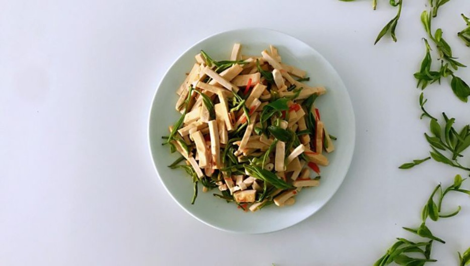 菜內(nèi)加入新鮮茶葉，春天里最清新淡雅的味道