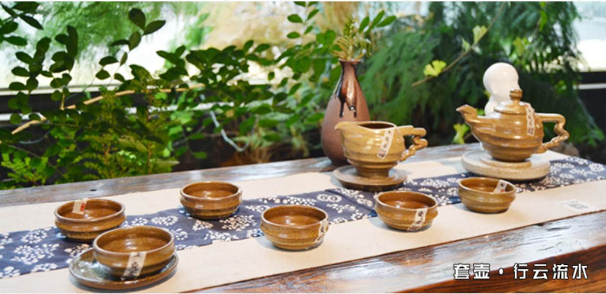 大宋定窯設(shè)計(jì)的心云流水茶具套裝擺放在茶臺(tái)上