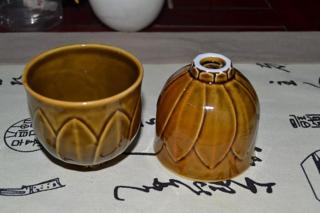 大宋定窯設(shè)計(jì)的九瓣蓮花杯，將曲陽石雕和定瓷燒制這兩項(xiàng)非遺文化融合在一起
